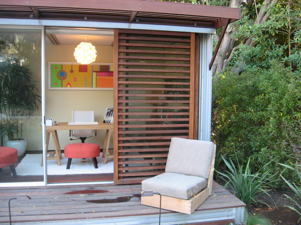 Idée de décoration pour un petit bureau design de type studio avec un mur beige, parquet foncé et un bureau indépendant.