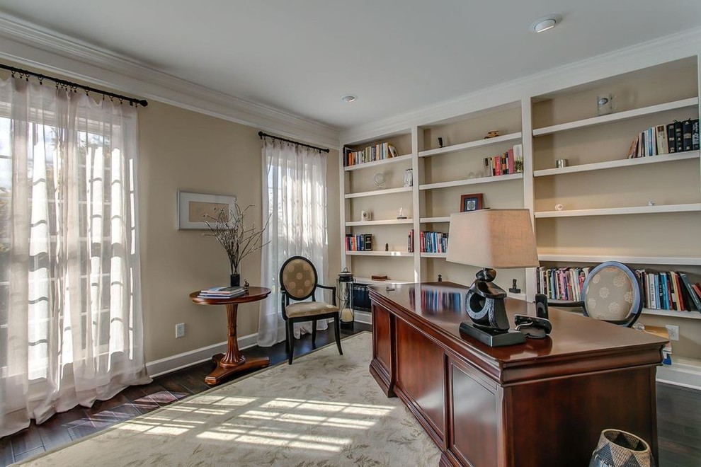 Foto di un ufficio chic di medie dimensioni con pareti beige, parquet scuro, nessun camino, scrivania autoportante e pavimento marrone