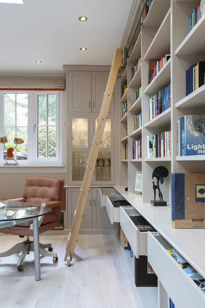 エセックスにあるラグジュアリーな広いコンテンポラリースタイルのおしゃれな書斎 (グレーの壁、淡色無垢フローリング、自立型机、グレーの床) の写真