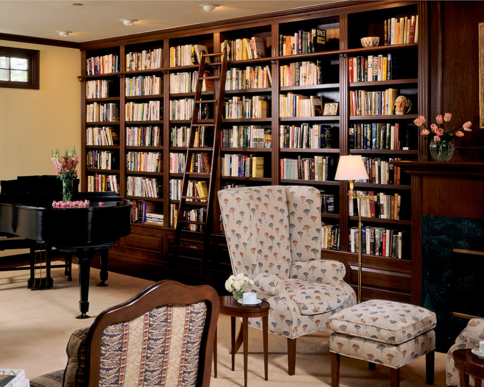 Aménagement d'un bureau classique de taille moyenne avec une bibliothèque ou un coin lecture, moquette, une cheminée standard, un manteau de cheminée en pierre et un sol beige.
