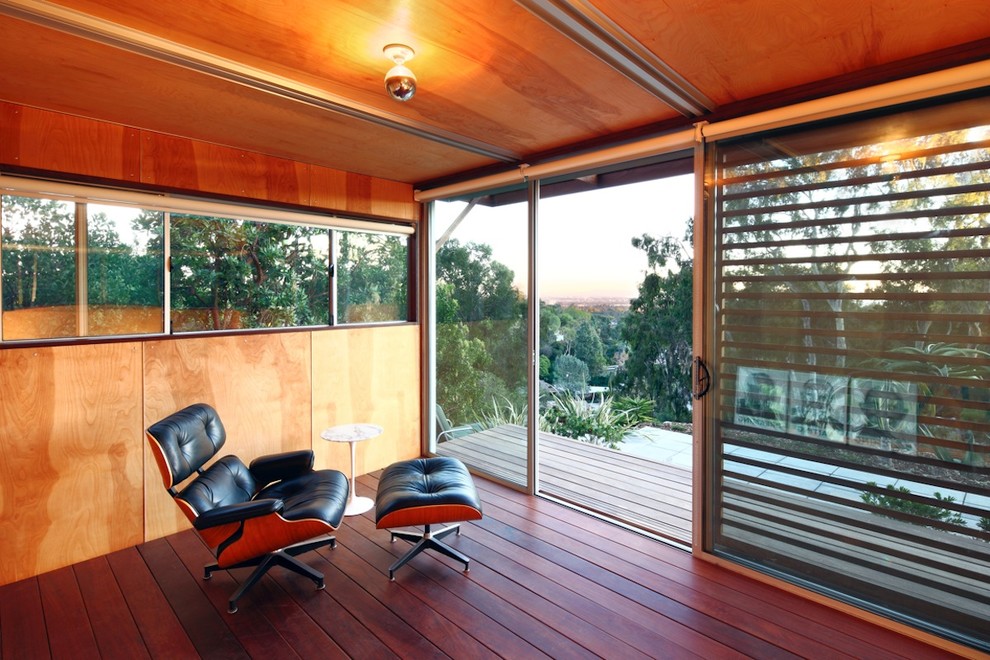 Источник вдохновения для домашнего уюта: маленький кабинет в стиле модернизм с отдельно стоящим рабочим столом для на участке и в саду