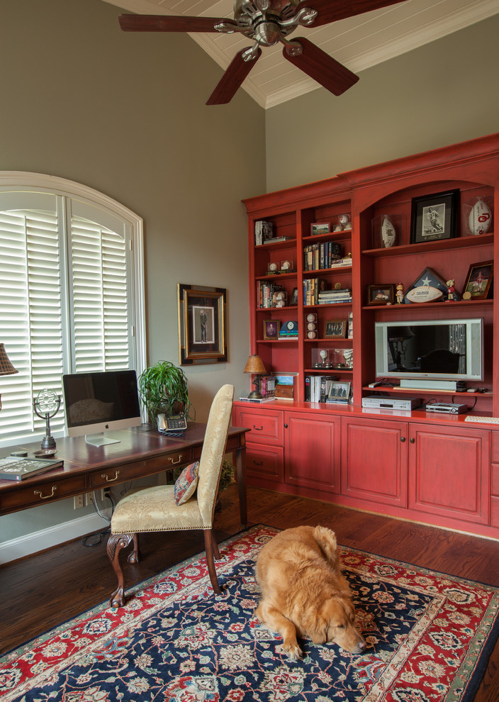 Ejemplo de despacho tradicional pequeño con paredes verdes, suelo de madera en tonos medios y escritorio independiente