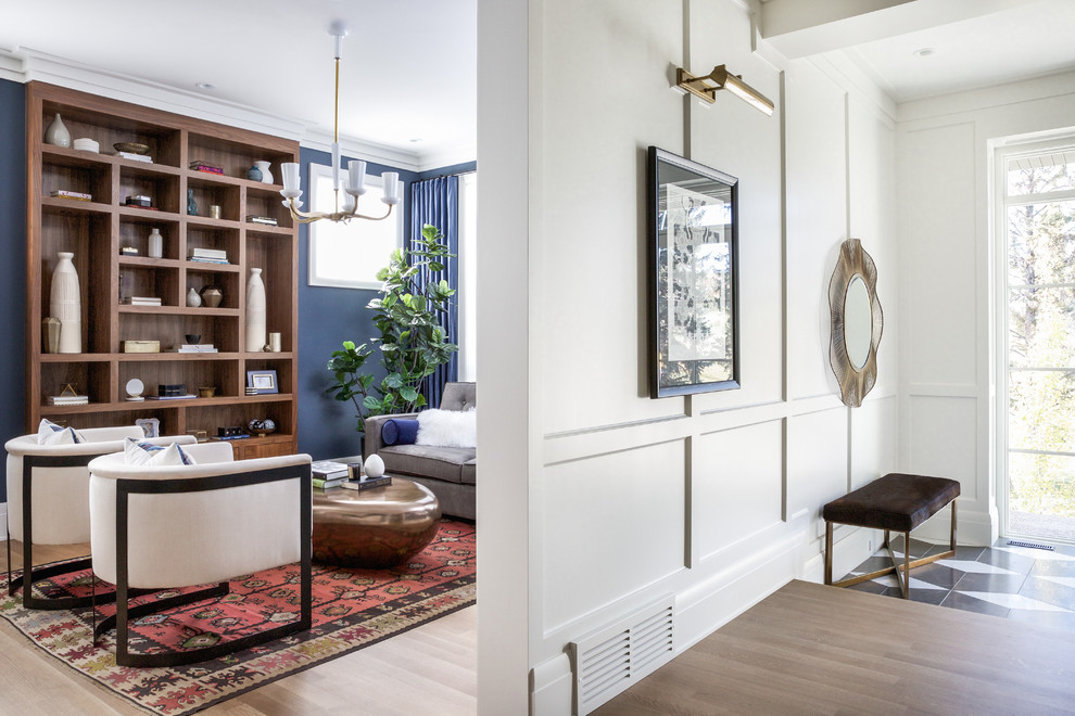 Imagen de despacho clásico renovado de tamaño medio sin chimenea con paredes blancas, suelo de madera clara, escritorio independiente y suelo marrón