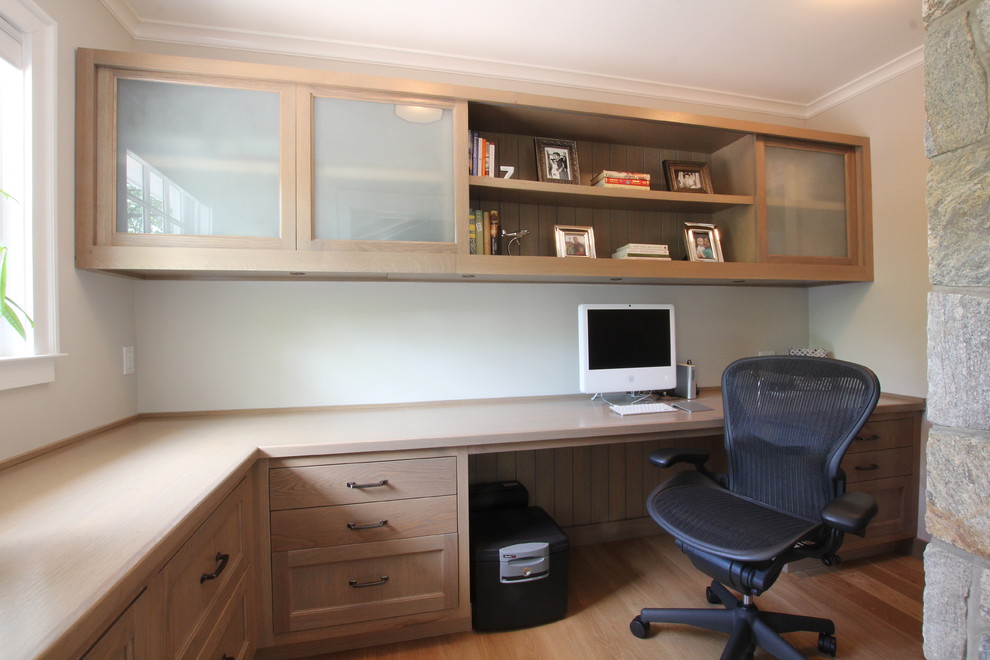 Modelo de despacho tradicional de tamaño medio sin chimenea con paredes blancas, suelo de madera clara y escritorio empotrado