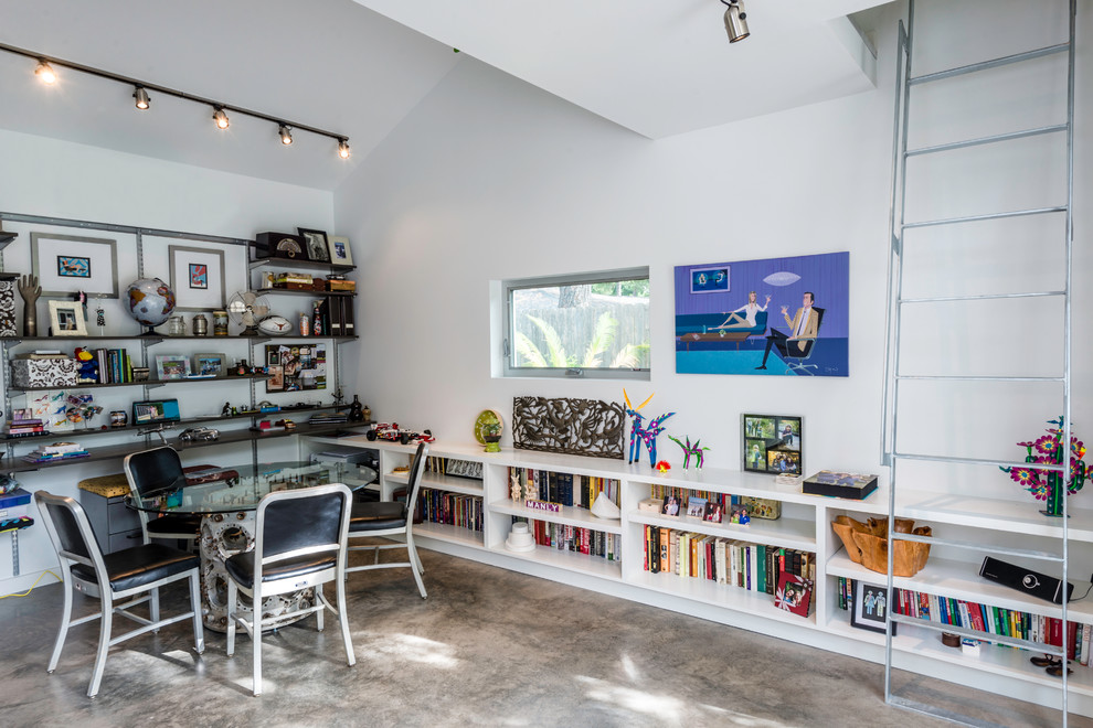 Idéer för ett mellanstort modernt hemmastudio, med vita väggar, betonggolv och ett inbyggt skrivbord