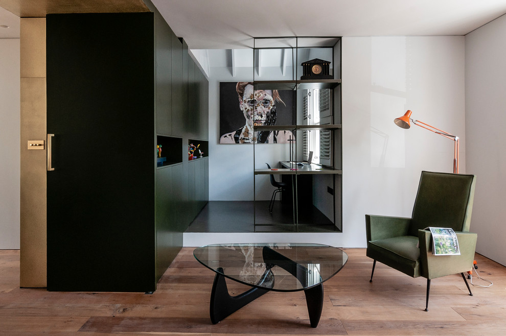 Diseño de despacho contemporáneo pequeño con paredes blancas, escritorio empotrado y suelo negro