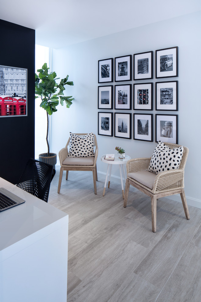Foto de estudio escandinavo pequeño con paredes blancas, suelo de madera clara, escritorio independiente y suelo beige