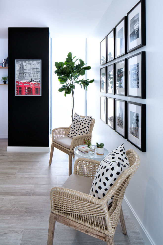 Foto de estudio nórdico pequeño con paredes blancas, suelo vinílico, escritorio independiente y suelo gris