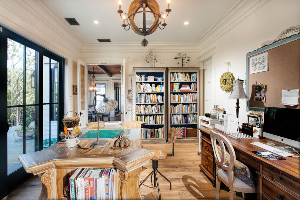 Idéer för att renovera ett mellanstort vintage hobbyrum, med vita väggar, ljust trägolv, ett fristående skrivbord och brunt golv
