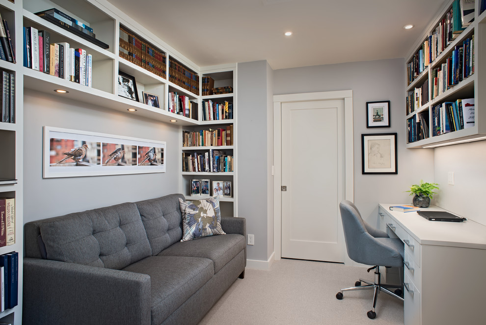 ポートランド(メイン)にある高級な小さなコンテンポラリースタイルのおしゃれな書斎 (グレーの壁、カーペット敷き、ベージュの床、造り付け机) の写真