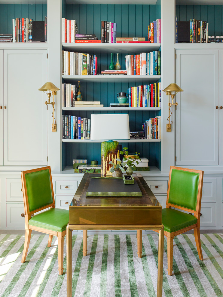 Foto de despacho clásico de tamaño medio sin chimenea con biblioteca, moqueta, escritorio independiente, suelo multicolor y paredes azules