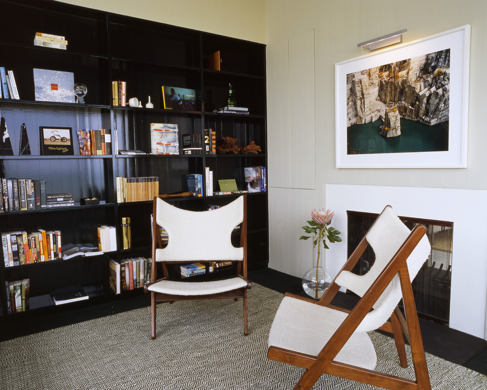 ニューヨークにある中くらいなコンテンポラリースタイルのおしゃれな書斎 (ベージュの壁、濃色無垢フローリング、標準型暖炉、茶色い床) の写真