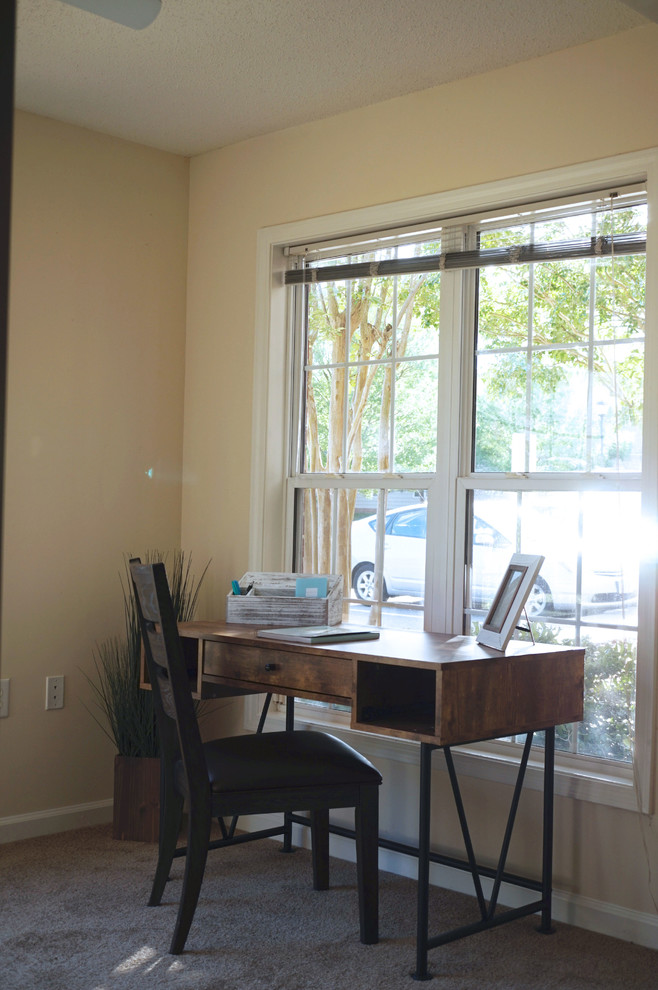 Kleines Klassisches Arbeitszimmer ohne Kamin mit beiger Wandfarbe, Teppichboden und freistehendem Schreibtisch in Raleigh