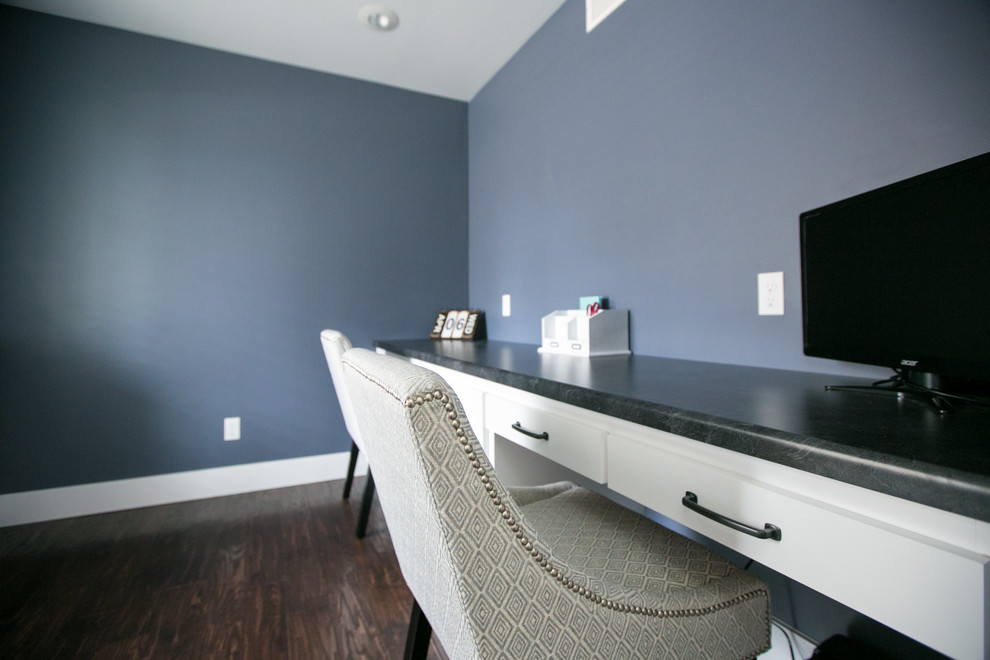 Rustikales Arbeitszimmer mit blauer Wandfarbe, dunklem Holzboden und Einbau-Schreibtisch in Sonstige
