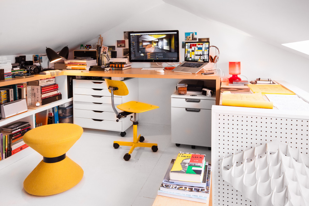 Idéer för små eklektiska arbetsrum, med vita väggar, ett fristående skrivbord och vitt golv