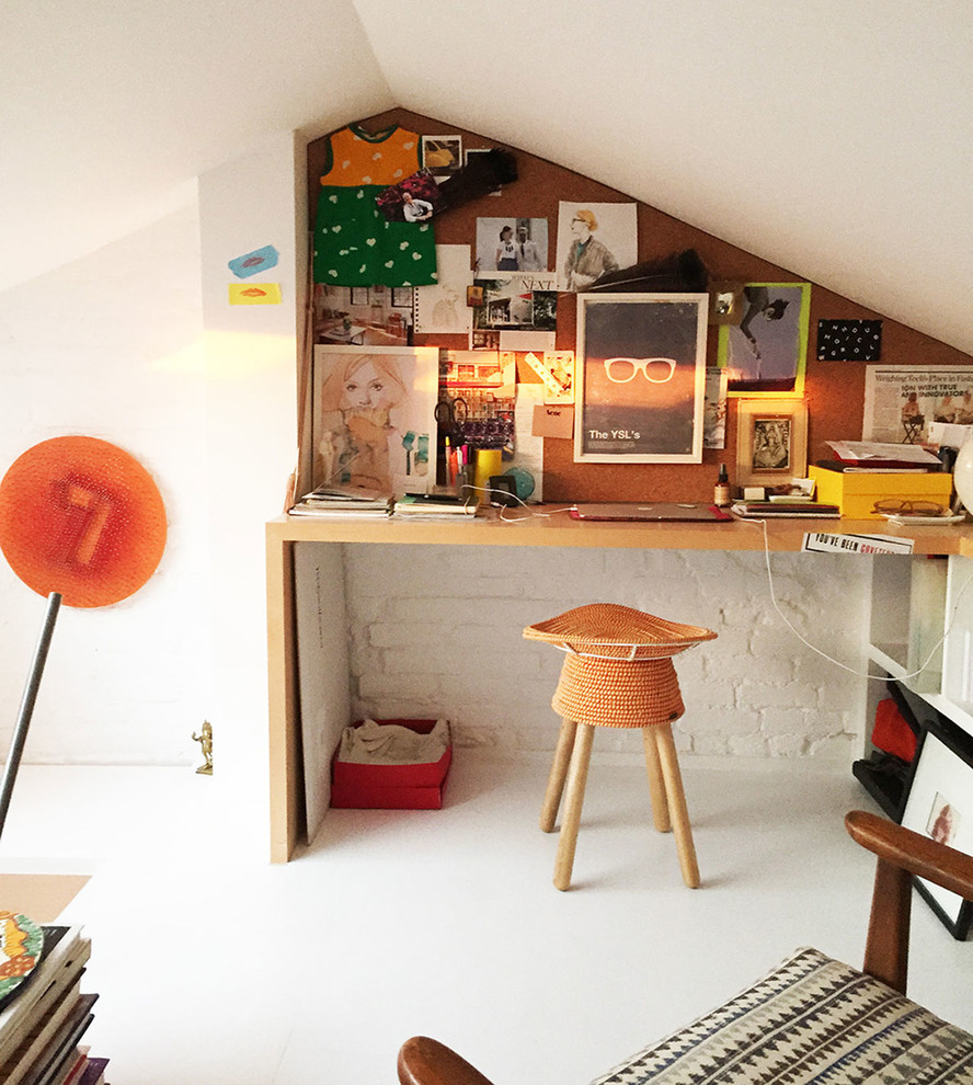 Modelo de despacho moderno pequeño con paredes blancas, escritorio independiente y suelo blanco