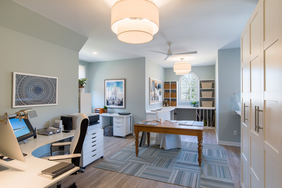 Foto di un grande atelier chic con pareti blu, pavimento in vinile, scrivania autoportante e pavimento marrone