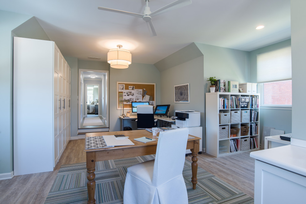 Idee per un grande atelier tradizionale con pareti blu, pavimento in vinile, scrivania autoportante e pavimento marrone