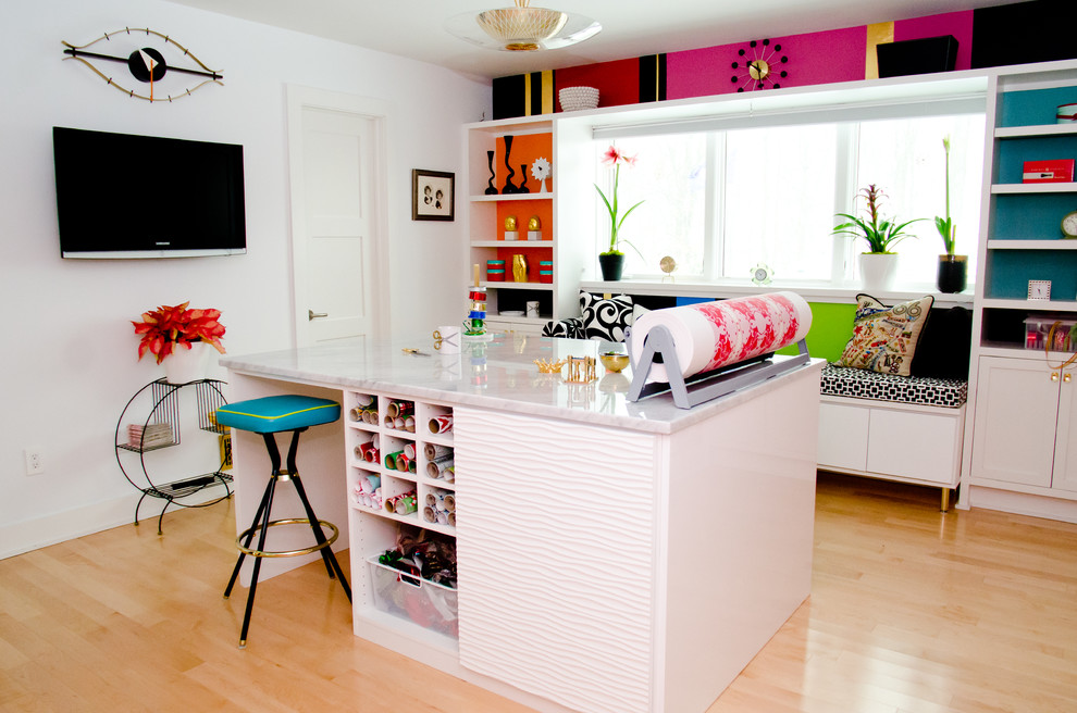 Idée de décoration pour un bureau atelier minimaliste de taille moyenne avec parquet clair et un bureau indépendant.