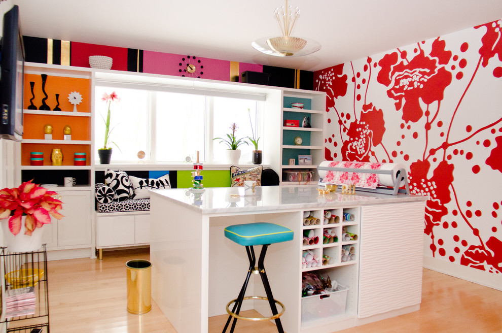 Idée de décoration pour un bureau atelier minimaliste de taille moyenne avec parquet clair et un bureau indépendant.