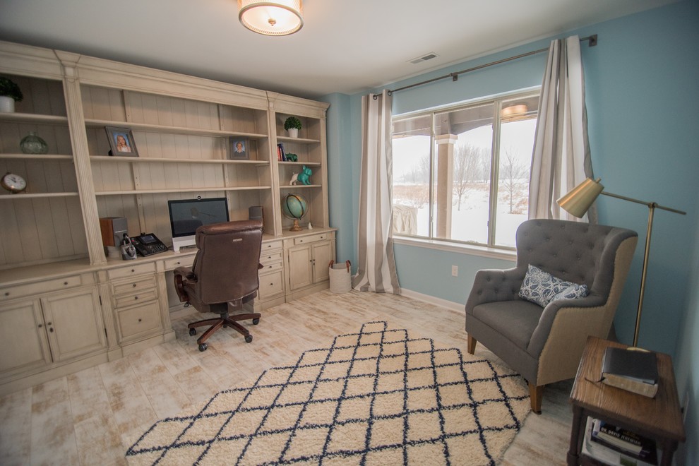 Immagine di un ufficio country di medie dimensioni con scrivania incassata, pareti blu, pavimento in vinile, nessun camino e pavimento beige