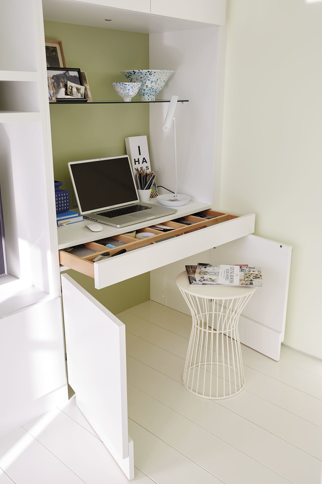 マンチェスターにある小さなコンテンポラリースタイルのおしゃれなホームオフィス・書斎 (緑の壁、淡色無垢フローリング、白い床、暖炉なし、造り付け机) の写真