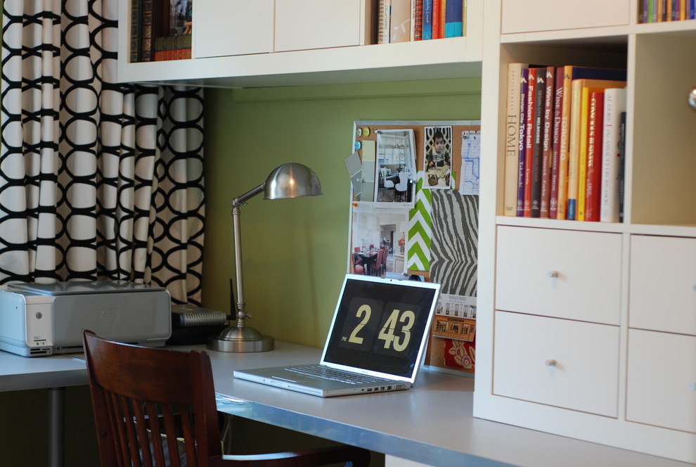 Идея дизайна: кабинет в современном стиле с зелеными стенами