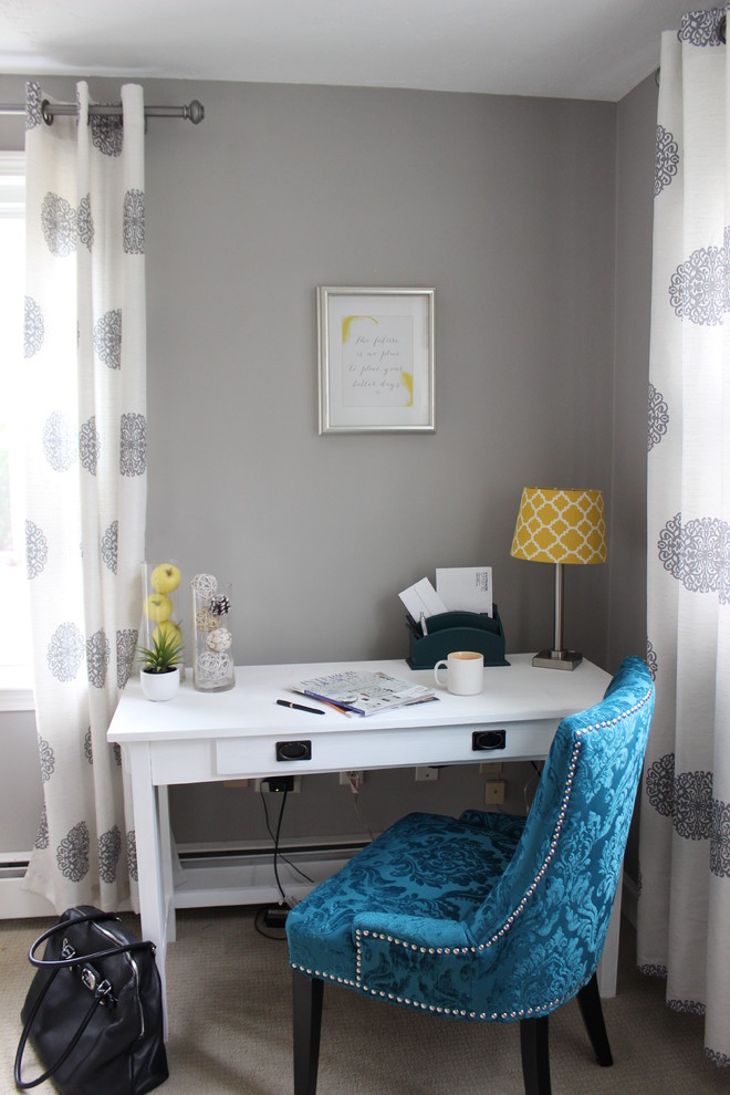 Ejemplo de despacho minimalista de tamaño medio sin chimenea con paredes grises, moqueta, escritorio independiente y suelo beige