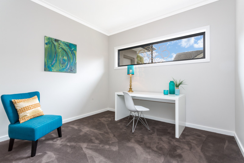 Свежая идея для дизайна: кабинет в стиле модернизм с серыми стенами и ковровым покрытием - отличное фото интерьера