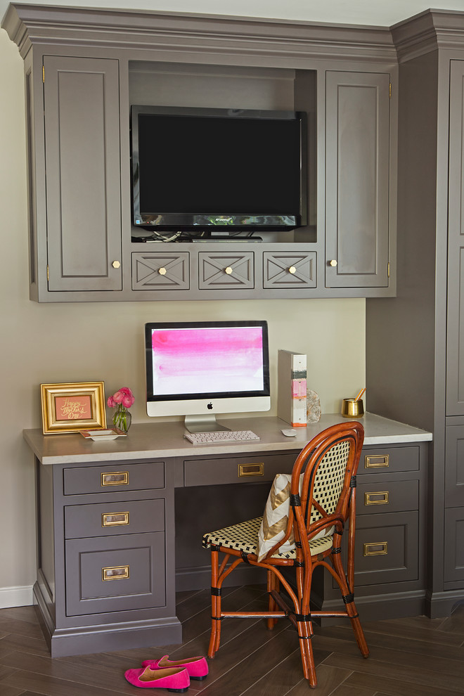 Immagine di uno studio chic di medie dimensioni con pareti beige, pavimento in legno massello medio e scrivania incassata