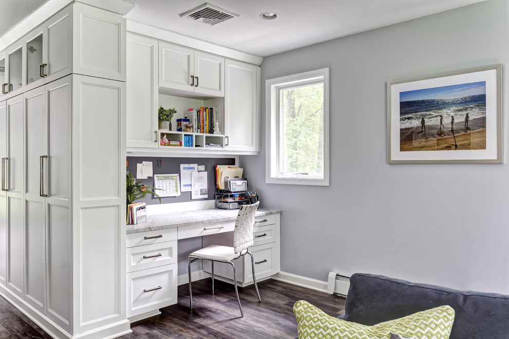 Ejemplo de despacho tradicional renovado grande con suelo de baldosas de porcelana, suelo marrón, paredes grises y escritorio empotrado