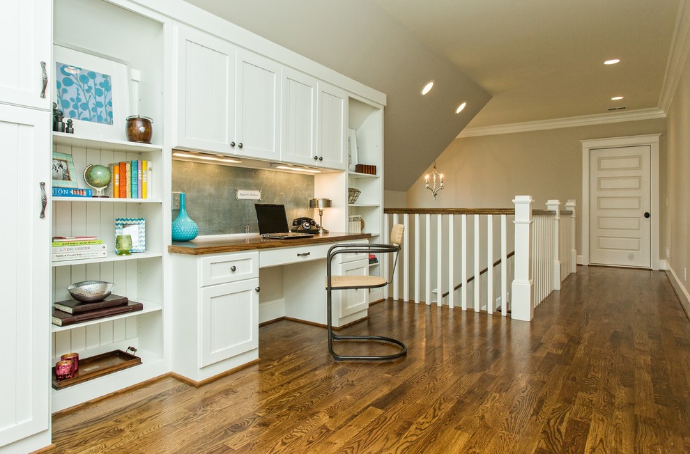 Cette photo montre un bureau chic de taille moyenne avec un mur beige, parquet foncé, aucune cheminée et un bureau intégré.