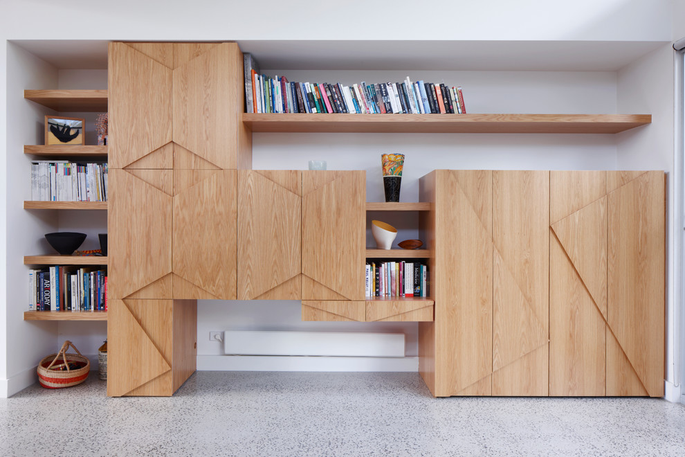 Идея дизайна: кабинет среднего размера в современном стиле с белыми стенами, бетонным полом и встроенным рабочим столом