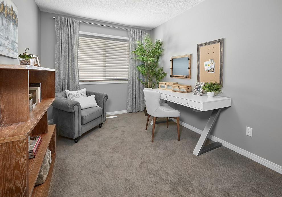 Kleines Modernes Arbeitszimmer mit grauer Wandfarbe und Teppichboden in Edmonton