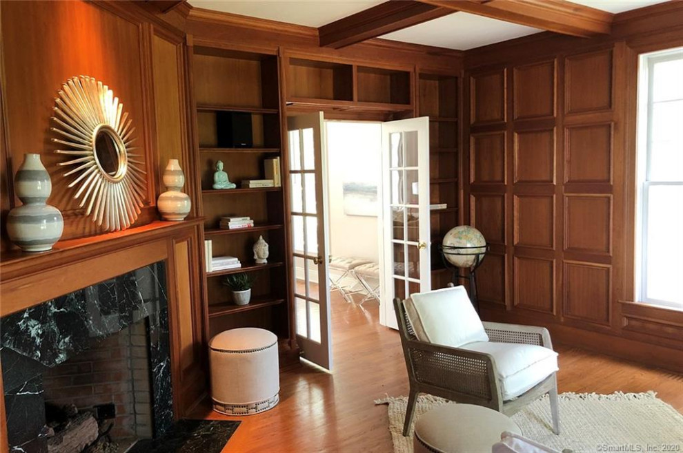 Aménagement d'un bureau classique de taille moyenne avec un sol en bois brun, une cheminée standard, un manteau de cheminée en pierre, un bureau indépendant, un plafond à caissons et du lambris.