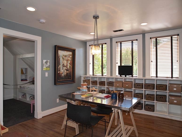 Immagine di uno studio country con pareti blu, pavimento in legno massello medio e scrivania autoportante