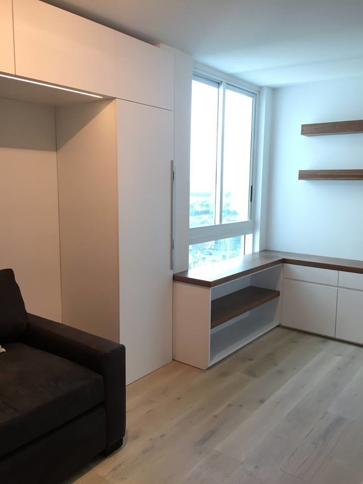 Mittelgroßes Modernes Arbeitszimmer ohne Kamin mit weißer Wandfarbe, hellem Holzboden, Einbau-Schreibtisch und beigem Boden in Miami