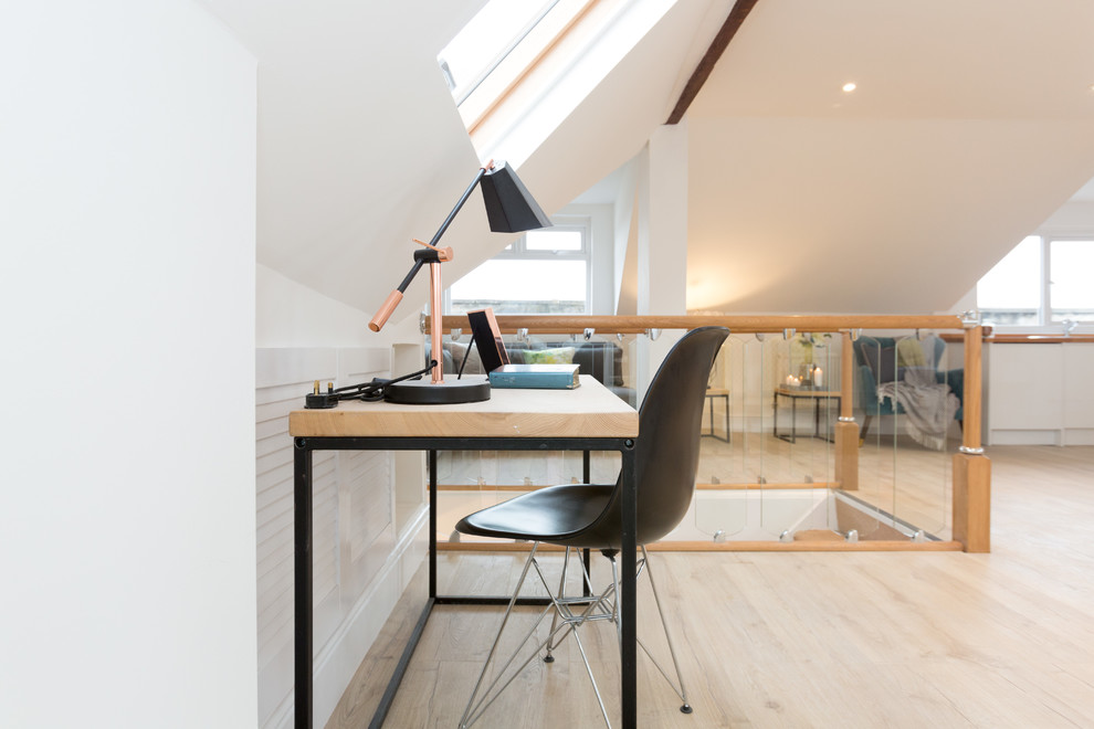 Inspiration för ett funkis arbetsrum, med vita väggar, ett fristående skrivbord, ljust trägolv och beiget golv