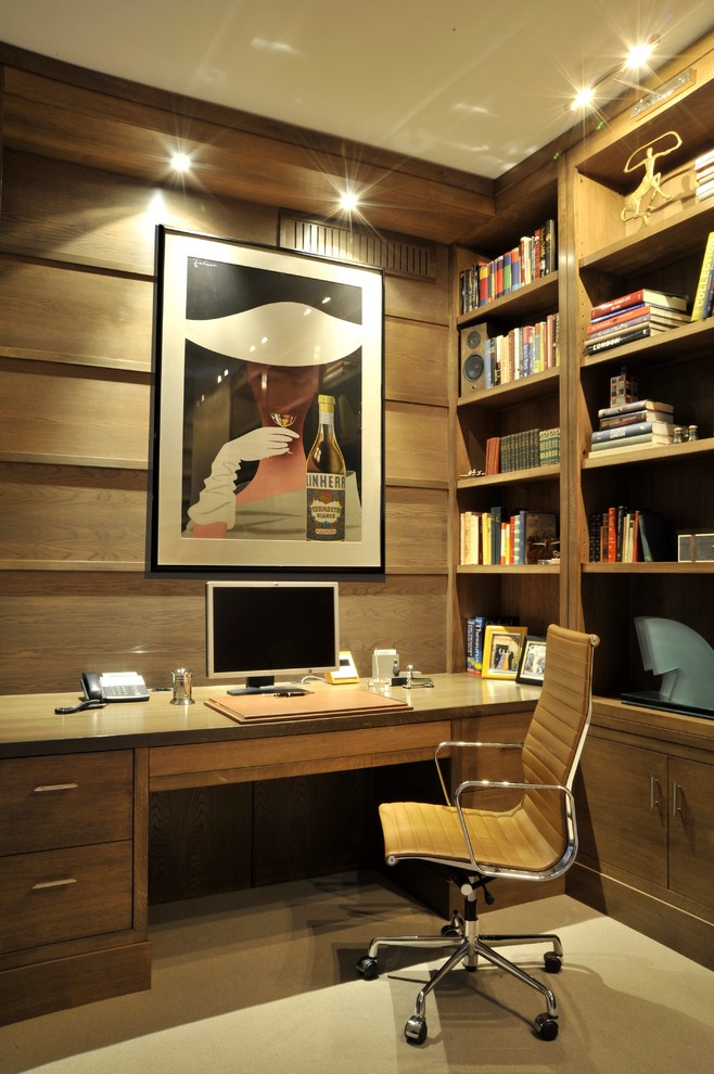 Diseño de despacho clásico renovado con escritorio empotrado y moqueta