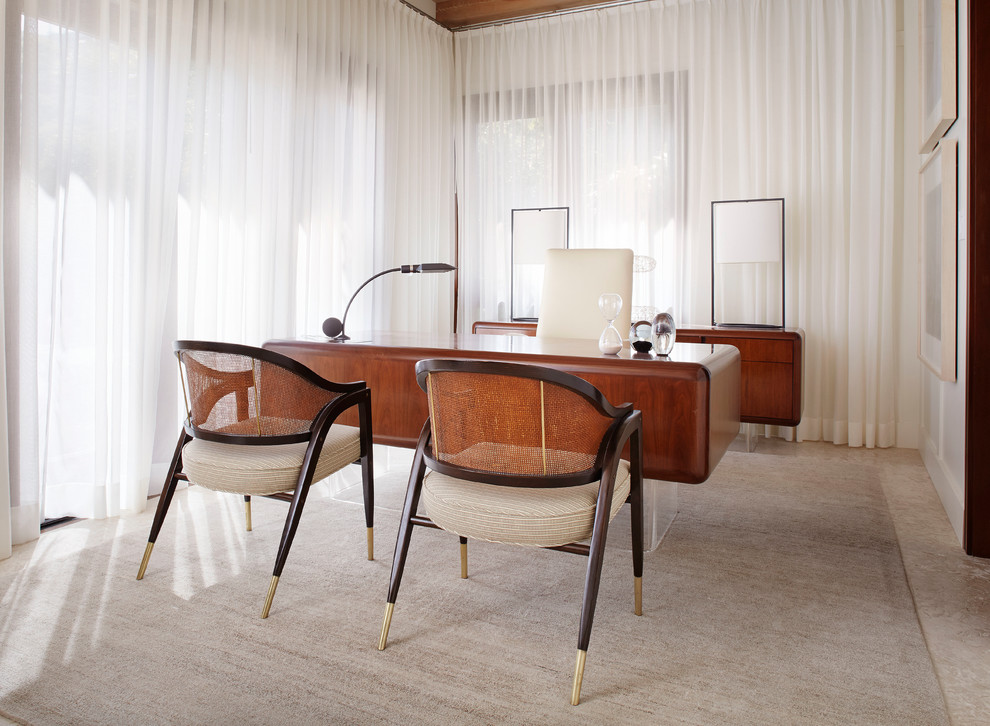 Imagen de despacho actual con paredes blancas, escritorio independiente y suelo beige