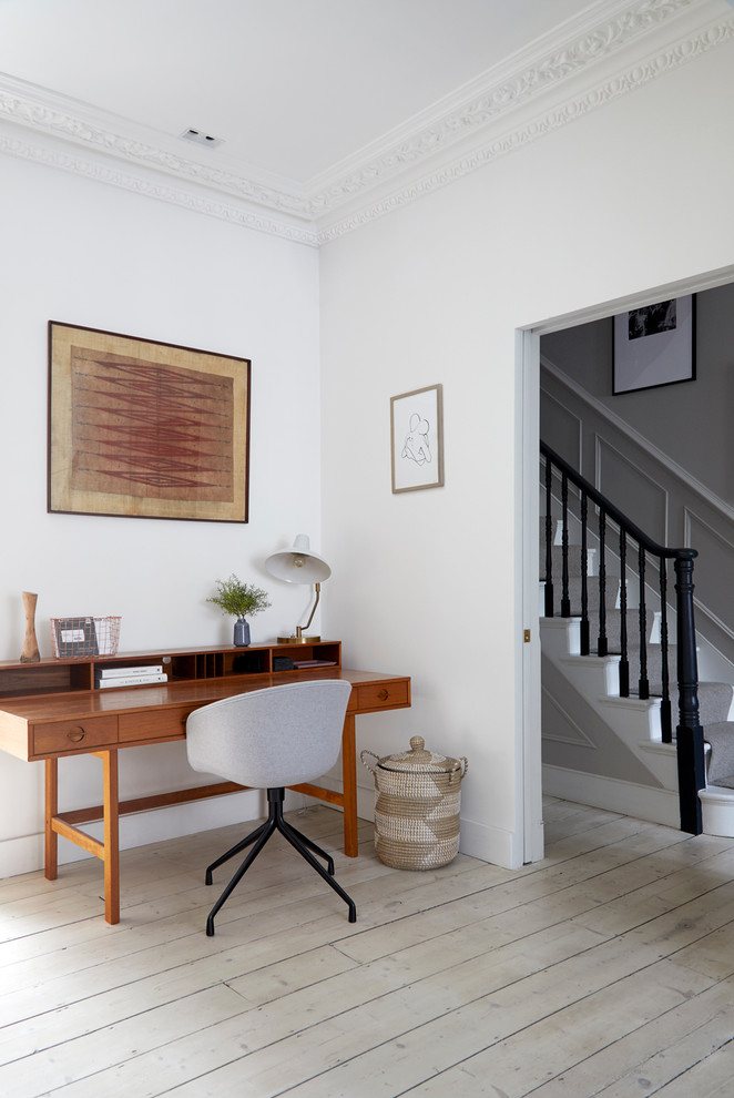 Foto di un grande ufficio moderno con pareti bianche, pavimento in legno verniciato, stufa a legna, scrivania autoportante e pavimento beige