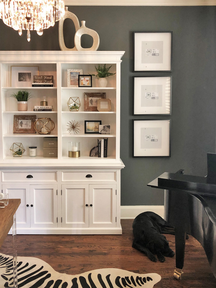 Diseño de despacho contemporáneo de tamaño medio con paredes grises, suelo de madera en tonos medios, escritorio independiente y suelo marrón