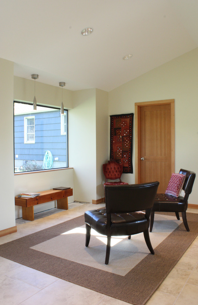 Immagine di un piccolo ufficio minimalista con pareti bianche e pavimento in gres porcellanato