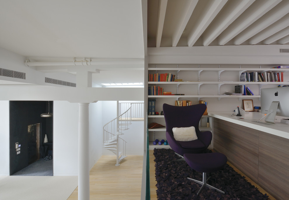 Idee per uno studio scandinavo di medie dimensioni con pareti bianche, parquet chiaro e scrivania incassata