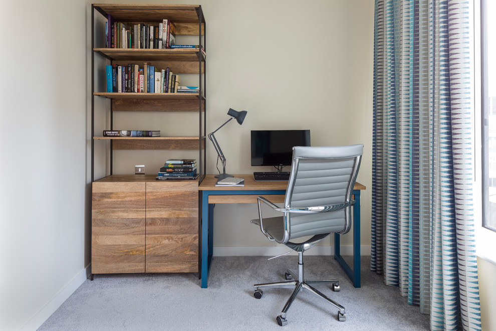 Cette image montre un petit bureau design avec un mur blanc, moquette, un bureau indépendant et un sol gris.