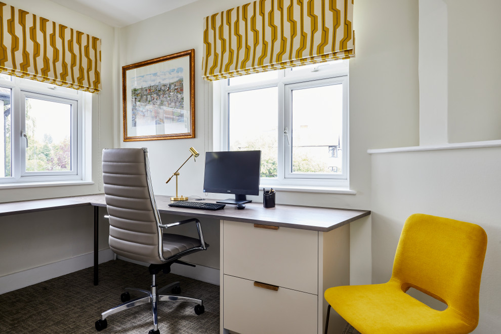 Modelo de despacho clásico renovado de tamaño medio con moqueta, escritorio empotrado, suelo marrón y paredes beige