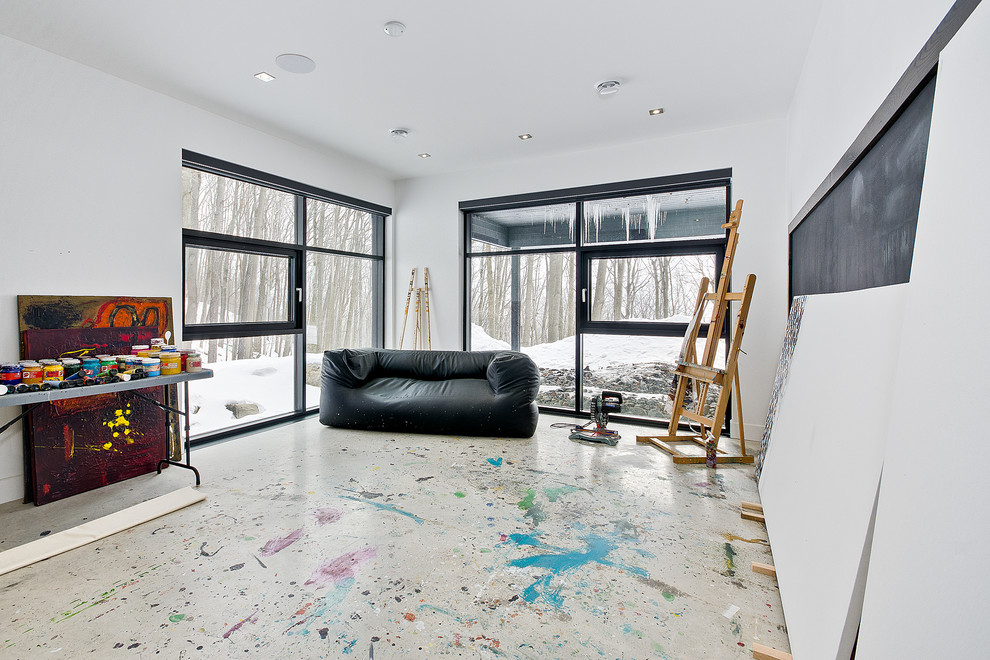 Idee per uno studio design con pareti bianche e pavimento grigio