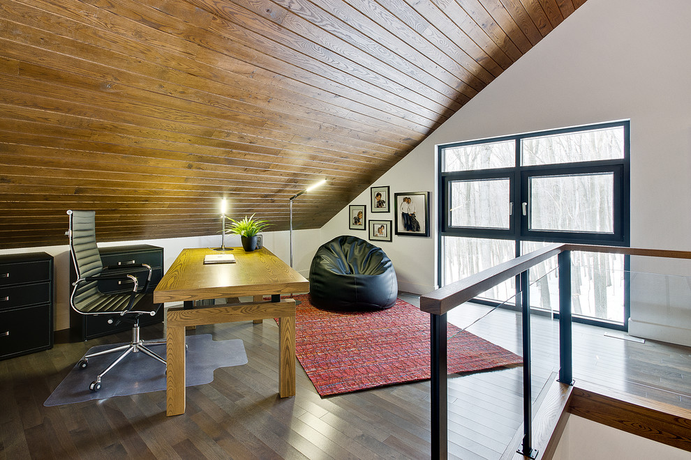 Idéer för funkis arbetsrum, med vita väggar, mörkt trägolv och ett fristående skrivbord