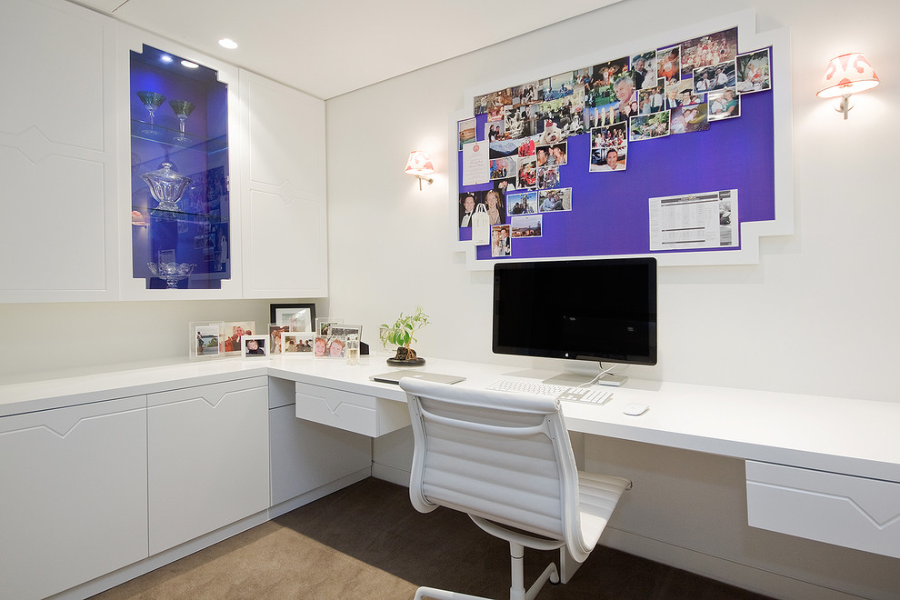 Mittelgroßes Modernes Arbeitszimmer ohne Kamin mit weißer Wandfarbe, Arbeitsplatz, Teppichboden, freistehendem Schreibtisch und beigem Boden in Los Angeles