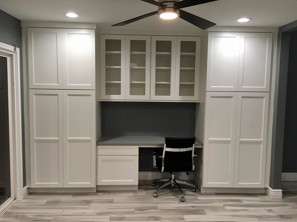 Exemple d'un grand bureau moderne avec un mur gris, un sol en carrelage de porcelaine, aucune cheminée, un bureau intégré et un sol gris.
